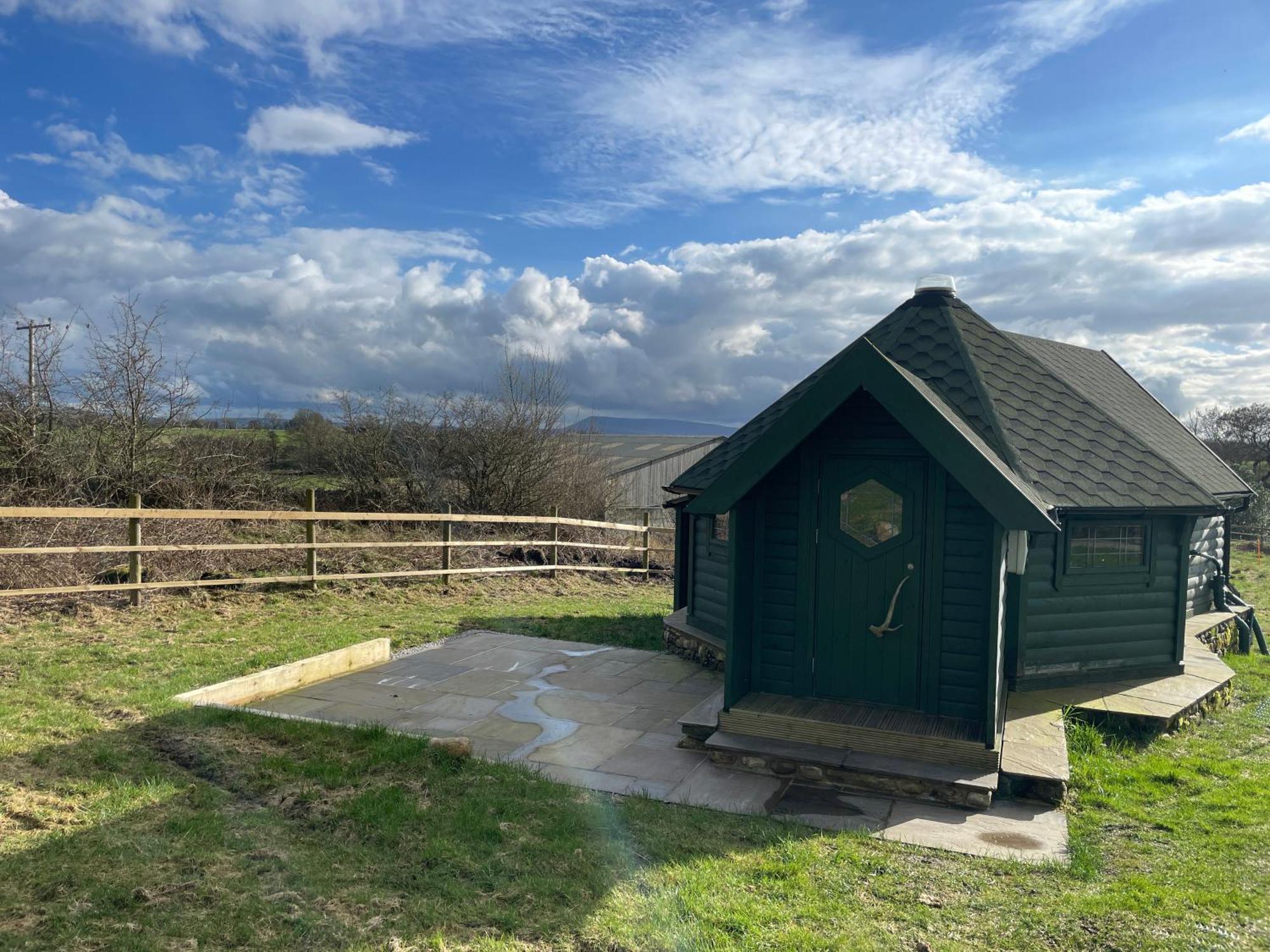 Holly Tree Glamping Cabins Wigglesworth Exterior photo